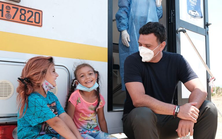 Κικίλιας: Παροτρύνουμε τους Ρομά συμπολίτες μας να εμβολιαστούν