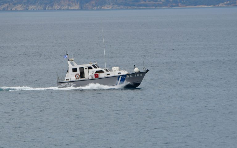 Νάξος: Τουριστικό σκάφος με 34 επιβαίνοντες προσάραξε σε βραχώδη περιοχή