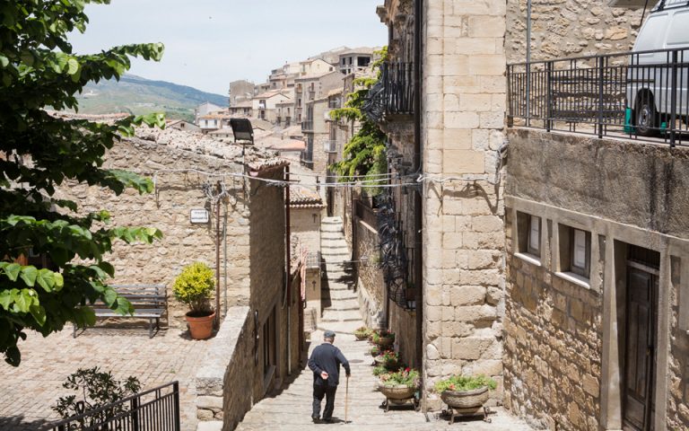 Χωριό στη Σικελία «προσφέρει» σπίτια με 2 ευρώ