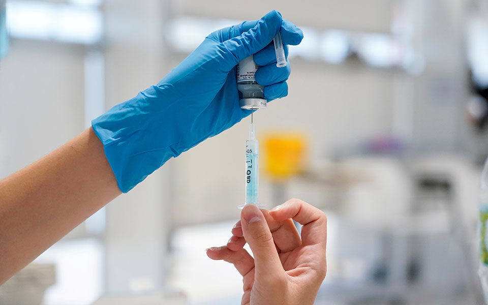 Moderna: Επιβράδυνση της προσφοράς δόσεων του εμβολίου