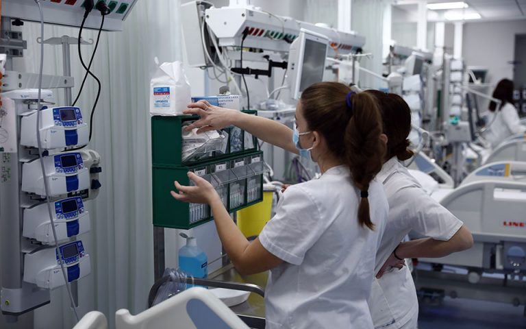 Κορωνοϊός: Μεγάλη αύξηση στις εισαγωγές στα νοσοκομεία – Οι μισοί 20αρηδες-30αρηδες