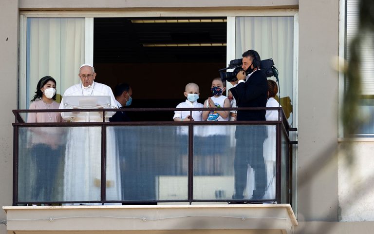 Ο πάπας ευλόγησε τους πιστούς από το νοσοκομείο Τζεμέλι της Ρώμης