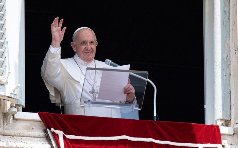 Βατικανό: Ο πάπας έφαγε και περπάτησε στο δωμάτιό του