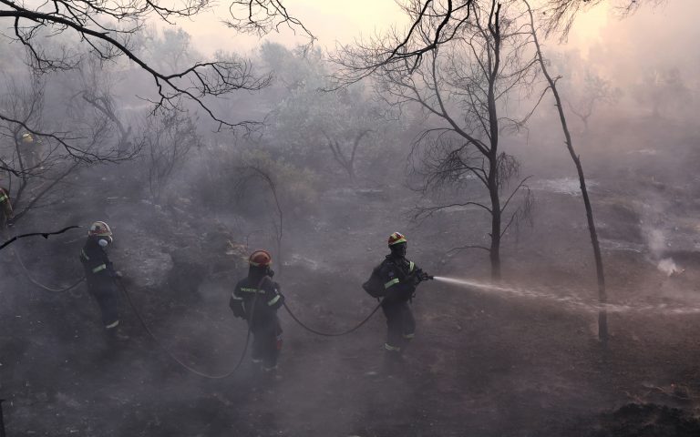 Φωτιά στο Θύριο Αιτωλοακαρνανίας: Εκκενώθηκε οικισμός