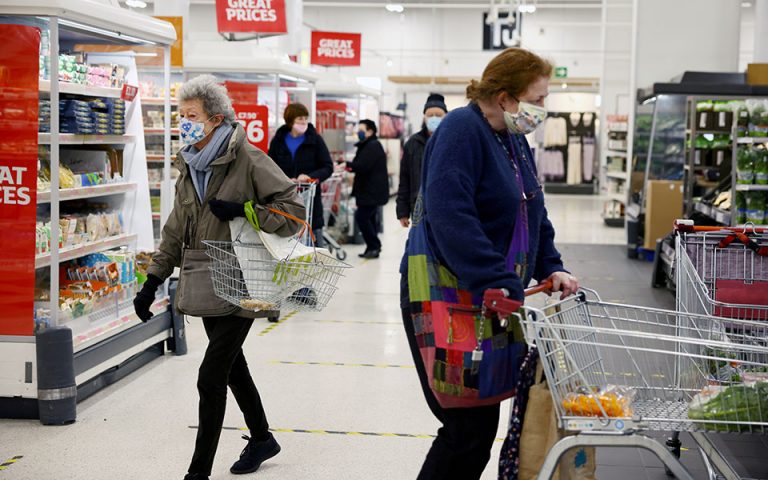 «Aνταρσία» των σουπερμάρκετ Sainsbury’s κατά Τζόνσον – Προτρέπουν τους πελάτες να φορούν μάσκα