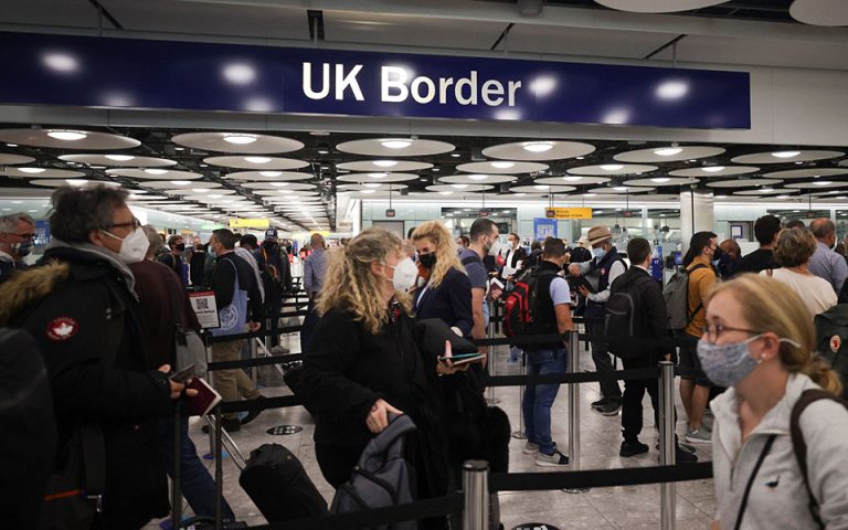 Βρετανία: Παραμένει σε ισχύ η 10ήμερη καραντίνα για όσους επιστρέφουν από Γαλλία