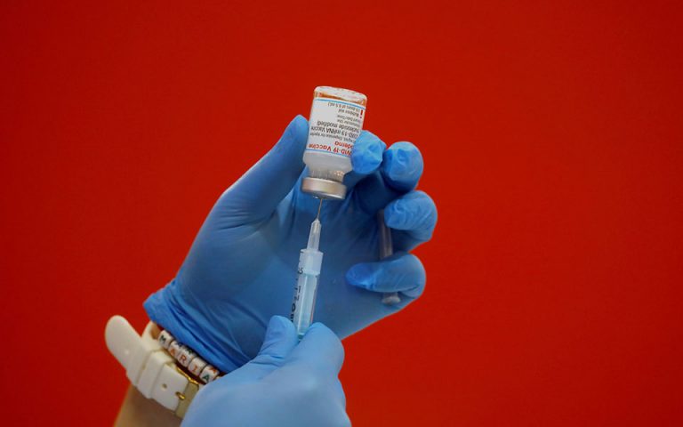Υποχρεωτικός εμβολιασμός: Από εβδομάδα οι ανακοινώσεις – Τι αναφέρει το πόρισμα της επιτροπής Βιοηθικής