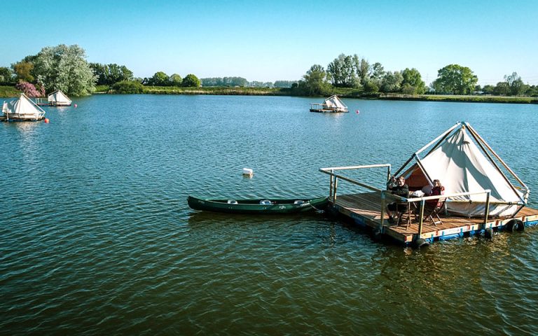 «Κάμπινγκ σε σχεδία», ένα ξενοδοχείο σε λίμνη στη Φλάνδρα