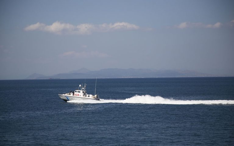 Μυρτώο Πέλαγος: Φορτηγό πλοίο προσέκρουσε σε βραχονησίδα – Περισυνελέγησαν 16 ναυτικοί
