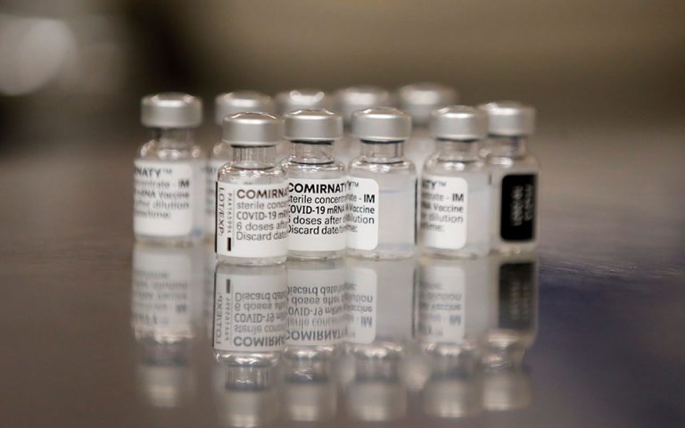 Κομισιόν: «Ουδέν σχόλιο» για το δημοσίευμα των FT περί αυξημένων τιμών των εμβολίων Pfizer και Moderna