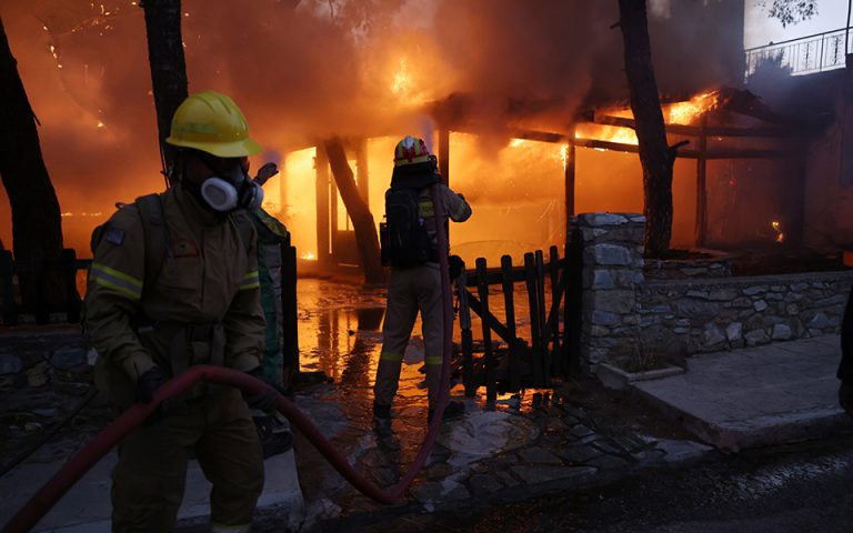 Σε πύρινο κλοιό η χώρα: Διαρκής ενημέρωση από τα μέτωπα της φωτιάς (live blogging)