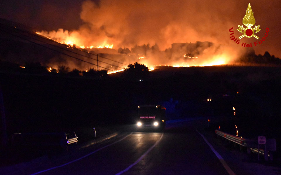 Italia: Cinque morti per incendio e temperatura orribile di 48,8 gradi