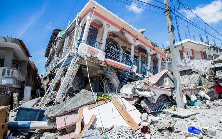 Σεισμός στην Αϊτή: Εικόνες βιβλικής καταστροφής, ξεπέρασαν τους 300 οι νεκροί