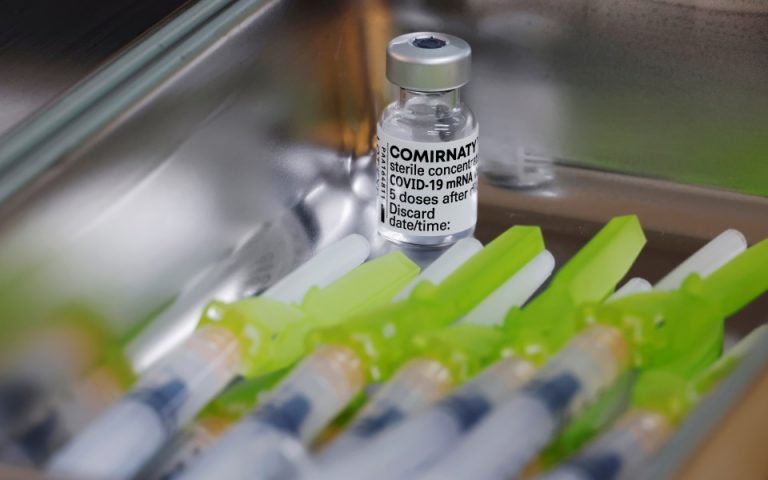 Πλήρη άδεια στο εμβόλιο της Pfizer χορηγούν οι ΗΠΑ