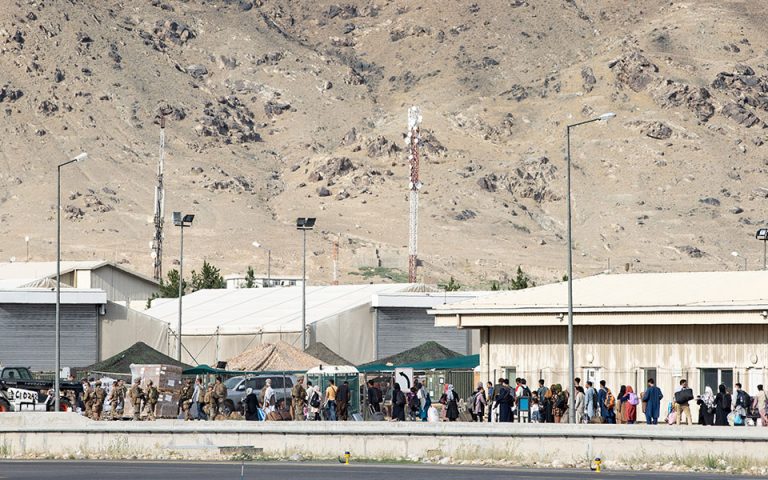 Αφγανιστάν: «Απίστευτα μεγάλο πλήθος» στο αεροδρόμιο της Καμπούλ