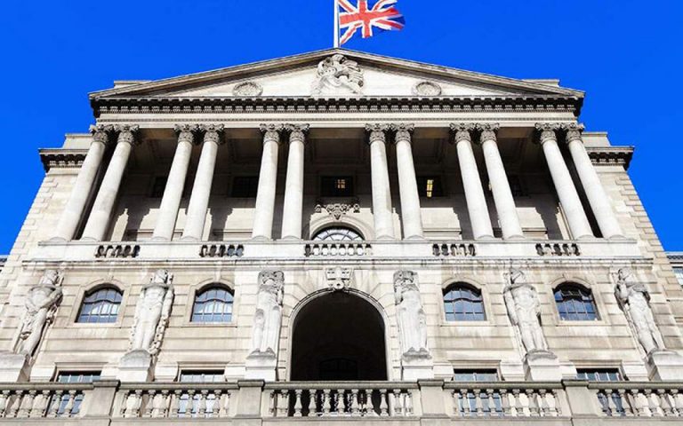 Δεν βιάζεται να αυξήσει τα επιτόκια η Τράπεζα της Αγγλίας