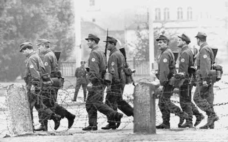 Βερολίνο: Σαν σήμερα μπήκε το πρώτο τούβλο στο «τείχος της ντροπής», ο ρόλος της Στάζι