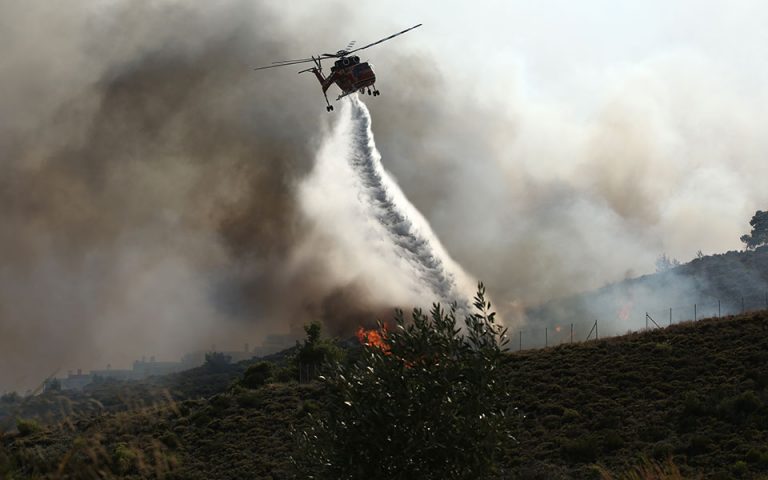 Φωτιές σε Αγρίνιο – Ρόδο: Εκκενώθηκαν οικισμοί, ενισχύονται οι πυροσβεστικές δυνάμεις