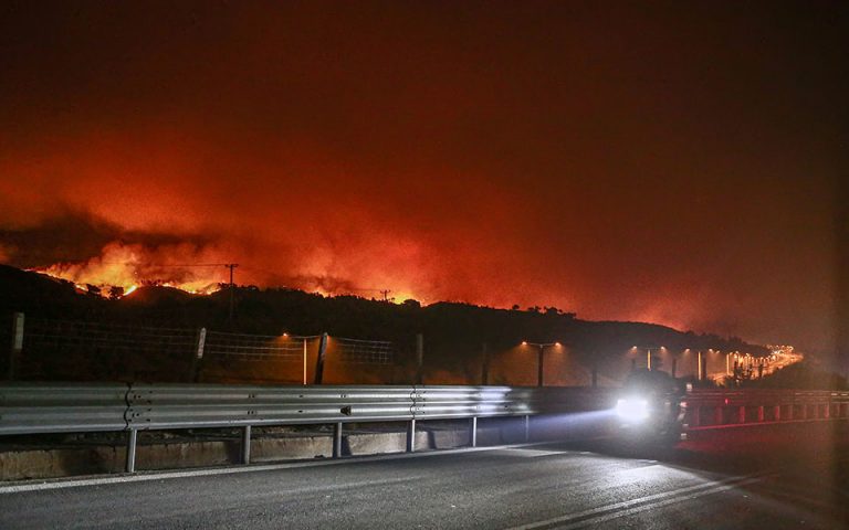 Πυρκαγιά στη βόρεια Αττική: Απεγκλωβίστηκαν 373 άτομα – 130 κλήσεις για βοήθεια