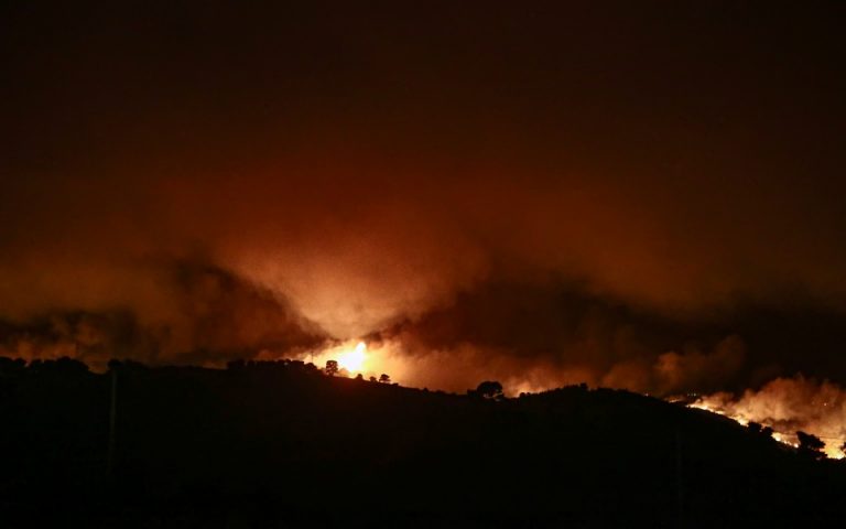 Καιρός: Πέφτει η θερμοκρασία, δυσχεραίνουν την κατάσταση οι άνεμοι – Στο «κόκκινο» για πυρκαγιές η μισή χώρα