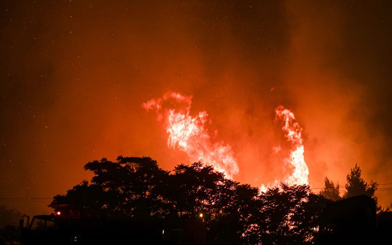Φωτιά στη Φωκίδα: Πάνω από 8 χιλιόμετρα το μέτωπο – Εκκένωση και στον Τολοφώνα