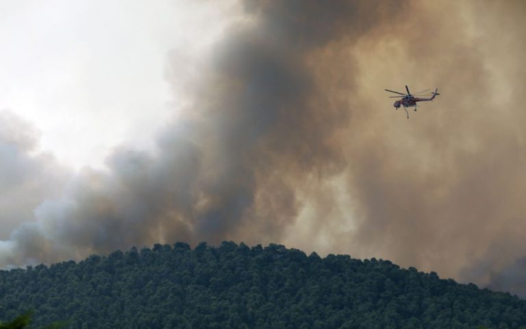 Φωτιά στην Κάρυστο: Οριοθετήθηκε η πυρκαγιά – Παραμένουν στην περιοχή ισχυρές δυνάμεις