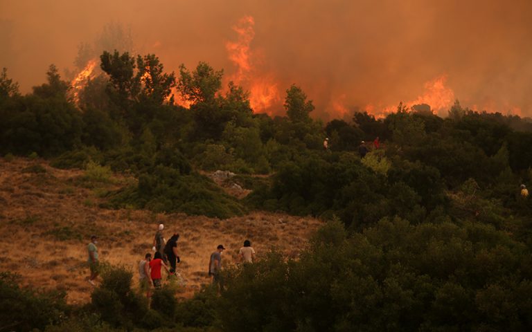 Meteo: Η «έκρηξη» της φωτιάς στα Βίλια