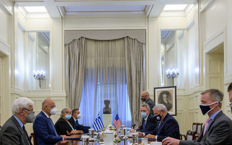 Οι στρατηγικές σχέσεις Ελλάδας – ΗΠΑ στο επίκεντρο της συνάντησης Δένδια – Μενέντεζ