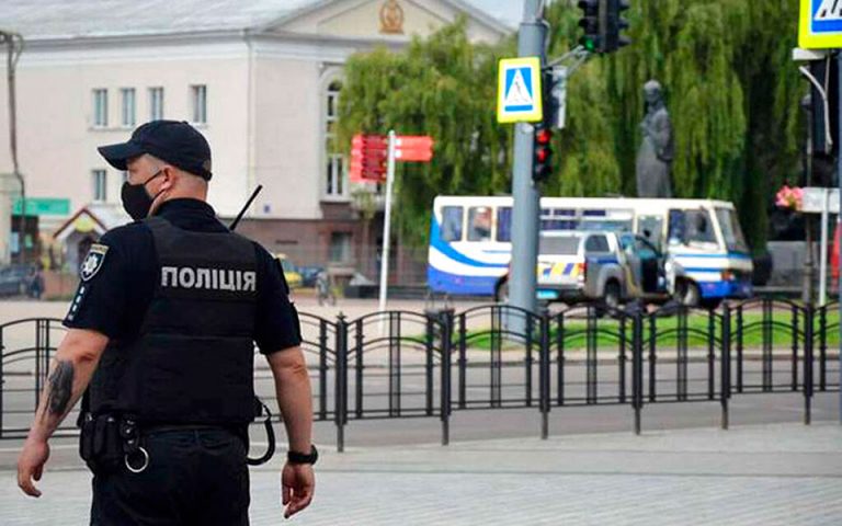 Ουκρανία: Άνδρας απειλεί να πυροδοτήσει χειροβομβίδα στην έδρα της κυβέρνησης