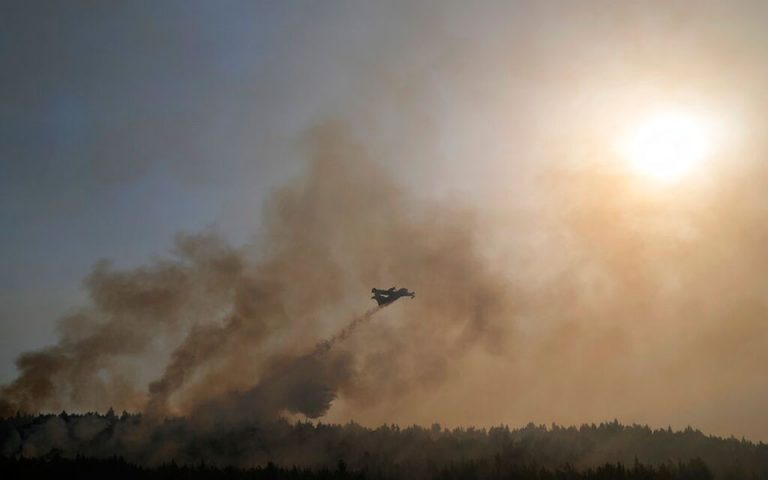 Φωτιά στη Βαρυμπόμπη – Καύσωνας: 77 άτομα σε νοσοκομεία με αναπνευστικά προβλήματα