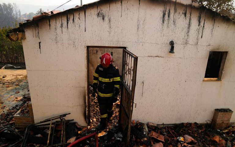 Φωτιά στα Βίλια: Μάχη με τους ανέμους και τις αναζωπυρώσεις – Κάηκαν σπίτια