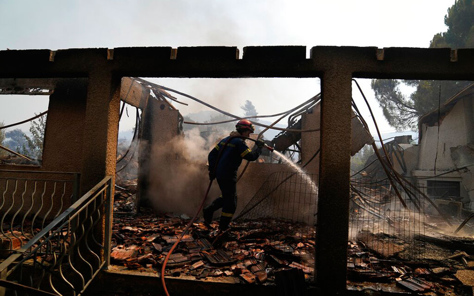 Φωτιά στα Βίλια: Σε ύφεση η πυρκαγιά – Ορατό από το διάστημα το νέο μέτωπο