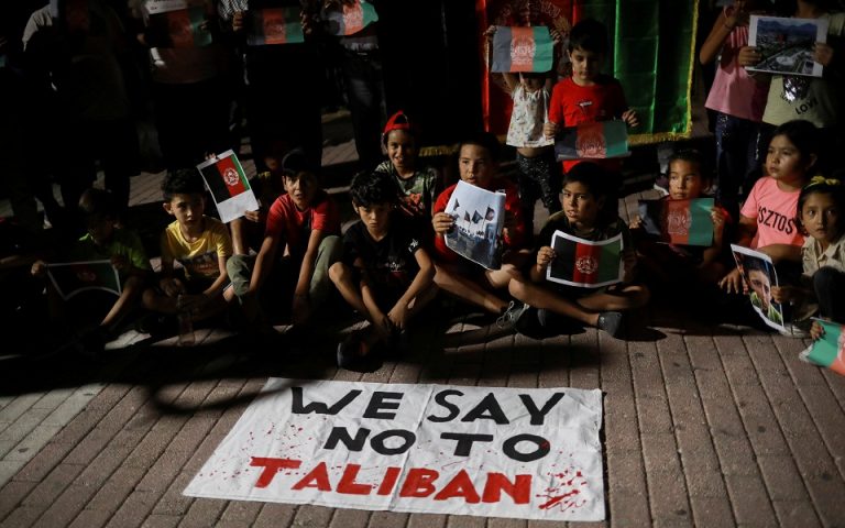 Λέσβος: Διαδήλωση Αφγανών προσφύγων κατά των Ταλιμπάν (εικόνες)