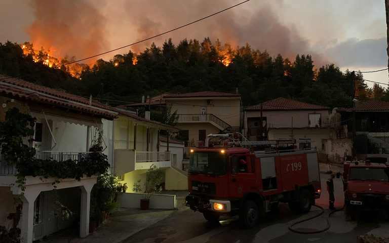 Καίγονται σπίτια στην Εύβοια – Δραματική διάσωση με πλωτά μέσα (βίντεο)