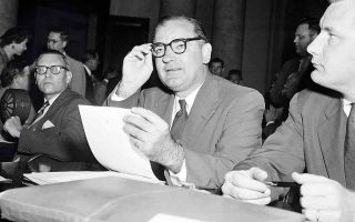 Ο γερουσιαστής Τζόζεφ Μακάρθι (με το χαρτί στο χέρι, σε φωτογραφία του 1954, όταν βρισκόταν στο απόγειο της ισχύος του) υπήρξε παράδειγμα Αμερικανού λαϊκιστή μιας συγκεκριμένης ελίτ. (Φωτ. ASSOCIATED PRESS)