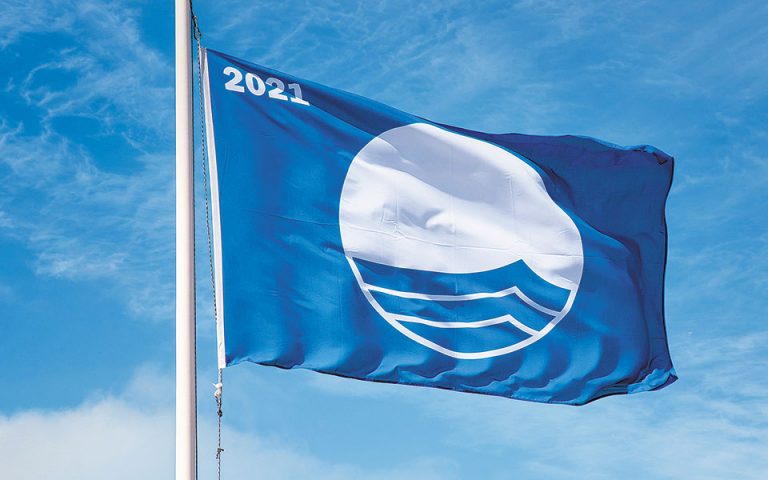 Δεκαπέντε ελληνικές παραλίες έχασαν τη «γαλάζια σημαία»