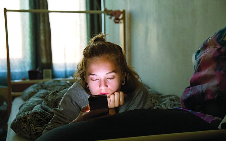 Μοναξιά και κατάθλιψη στα παιδιά λόγω smartphones