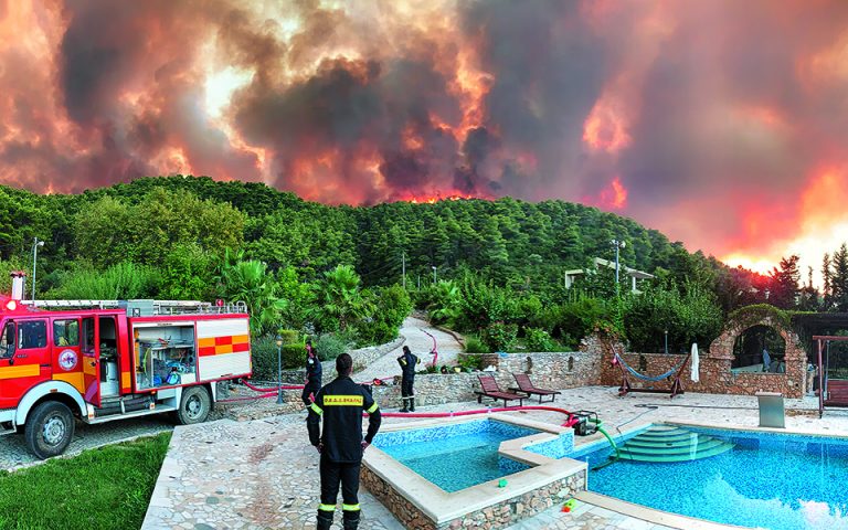 Φωτιές στην Αττική: «Νόμιζα ότι εδώ τελειώνουν όλα» – Εθελοντές δασοπυροσβέστες μιλούν στην «Κ» για την άνιση μάχη με τις φλόγες