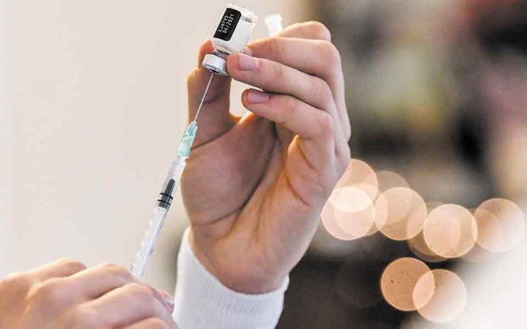 Γιατροί «αρνητές» καθηλώνουν τους εμβολιασμούς