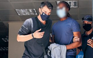 Ο ποδοσφαιριστής Ρούμπεν Σεμέδο συνελήφθη αργά το βράδυ της Κυριακής από αστυνομικούς του Τμήματος Προστασίας Ανηλίκων της Ασφάλειας και χθες οδηγήθηκε ενώπιον του εισαγγελέα (φωτ. INTIME NEWS).