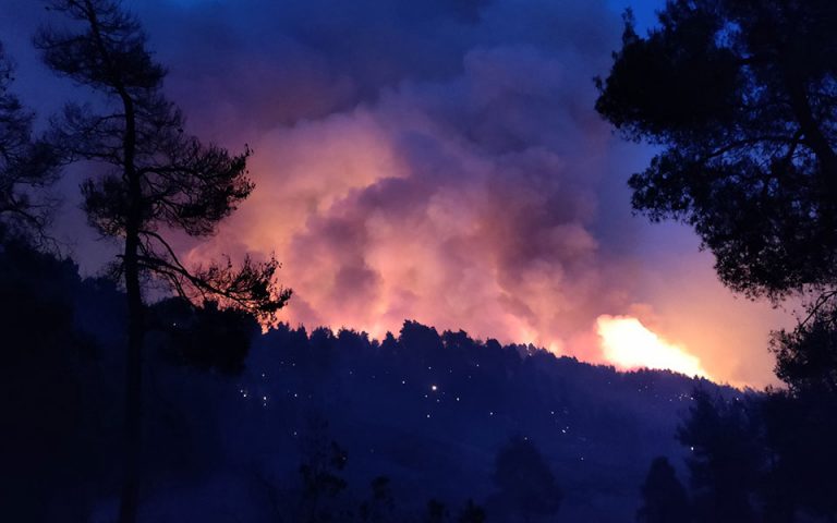 Πυρκαγιές: Μπαράζ εκκενώσεων οικισμών στην Εύβοια και στην Ηλεία