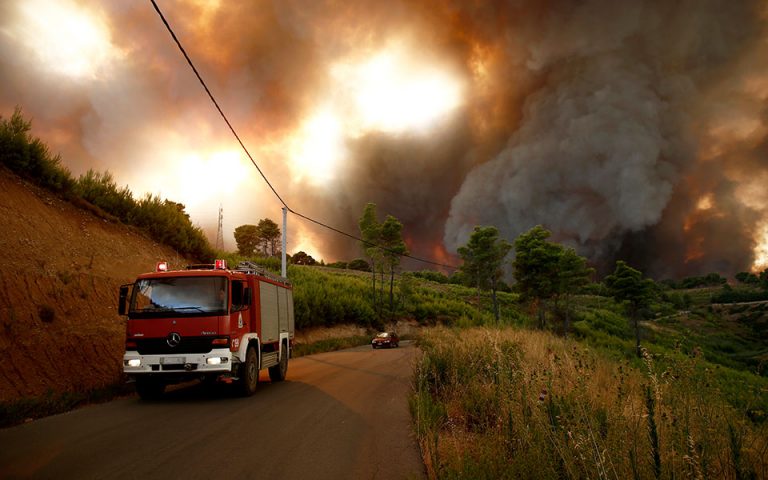 Αποχαιρετώντας σπίτια υπό την απειλή της πυρκαγιάς – Μαρτυρίες κατοίκων στην «Κ»