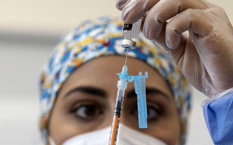 Θεμιστοκλέους: «Επιχειρησιακά έτοιμοι για τρίτη δόση» – Σε καλοκαιρινούς ρυθμούς οι εμβολιασμοί