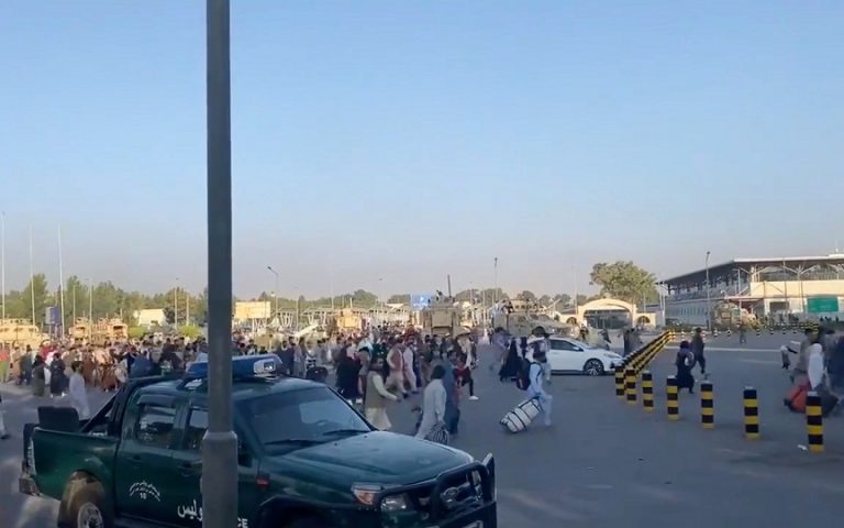 Αεροδρόμιο Καμπούλ: Τουλάχιστον πέντε άνθρωποι ποδοπατήθηκαν μέχρι θανάτου (βίντεο)