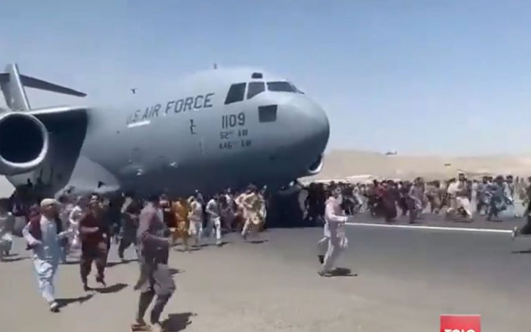 Νέο βίντεο: Αφγανοί σκαρφαλώνουν σε αεροσκάφος που ετοιμάζεται να απογειωθεί