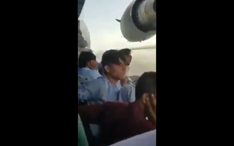 Καμπούλ: Βιντεοσκόπησαν τις τελευταίες στιγμές τους κρεμασμένοι από το αεροπλάνο