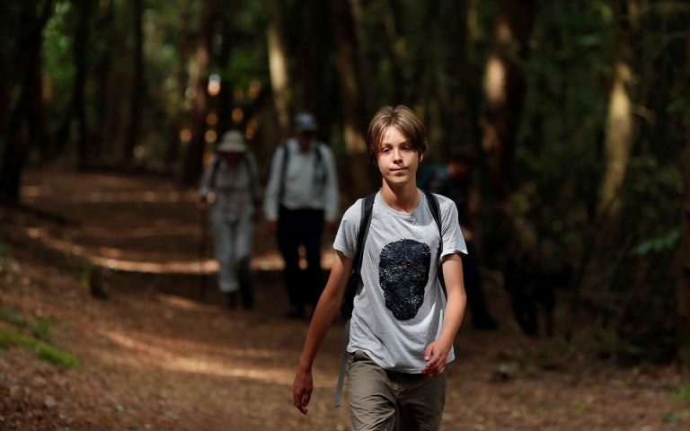Βρετανία: Μαθητής Δημοτικού βαδίζει 335 χλμ. υπέρ της επιβολής φόρου στις εκπομπές άνθρακα