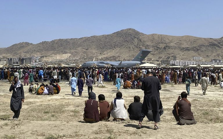 Καμπούλ: Δώδεκα άνθρωποι έχουν χάσει τη ζωή τους προσπαθώντας να εγκαταλείψουν τη χώρα