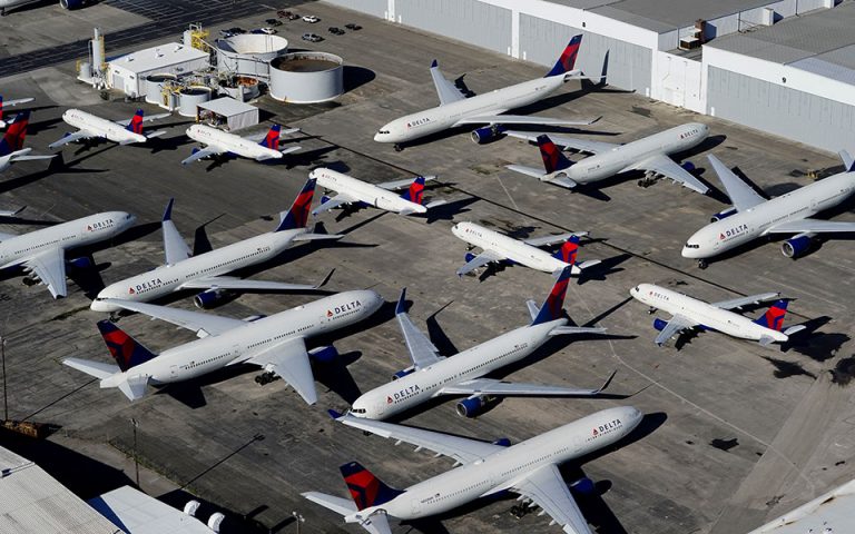 ΗΠΑ: Με 200 δολάρια θα επιβαρύνονται οι ανεμβολίαστοι υπάλληλοι της Delta Air Lines
