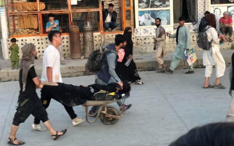 Kαμπούλ: «Βοήθησα ένα μικρό κοριτσάκι, νομίζω πως πέθανε» – Οι συγκλονιστικές μαρτυρίες της διπλής επίθεσης